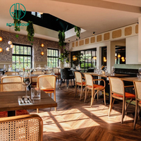 Ensembles de meubles commerciaux de luxe modernes pour la restauration, tables en bois personnalisées pour cafés et salons de thé, chaises en rotin avec coussins en PU pour hôtels