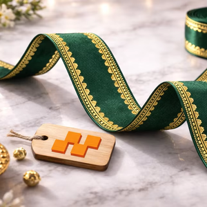 ริบบิ้นไนลอน/โพลีเอสเตอร์ผสมสีเขียวคุณภาพสูงขนาด 38 มม. ทนทาน ไม่หดตัว หรูหรา ลายปักดอกไม้แฟนซี สำหรับตกแต่ง - Product Image 1