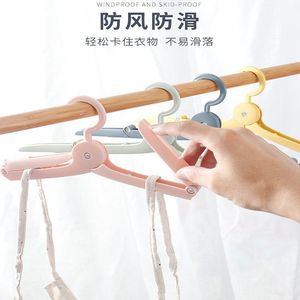 Mini Percha Portátil de Viaje Plegable Multifuncional Tipo Gancho de Plástico para Dormitorio y Viajes - Product Image 1