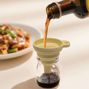 Accessoires de cuisine OEM : Entonnoirs pliables en silicone pour la cuisson quotidienne et le transfert d'eau ou de poudre - Product Image 3