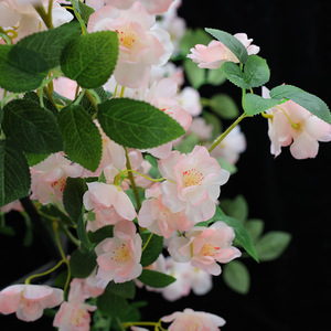 Guirlande murale de fleurs artificielles de cerisier en soie et plastique pour décoration intérieure et plafond de mariage - Product Image 4