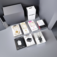 Boîte d'emballage en papier avec câble de données de chargeur suspendu personnalisé pour casque d'écoute avec feuille de fenêtre UV pour accessoires de téléphone pour appareil photo et montre