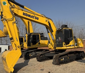 Podeux accueillir différents accessoires  Faible nombre d'heures de fonctionnement  Komatsu PC240LC  PC240  24 tonnes  Grande excavatrice d'occasion pour la construction/bâtiment - Product Image 3