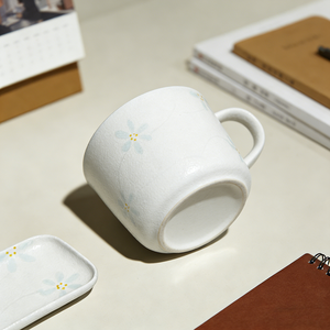 Taza <span class=keywords><strong>de</strong></span> Cerámica Blanca Mate Hecha a Mano para Uso Diario, con Estampado Personalizado <span class=keywords><strong>de</strong></span> Flores Azules, para Latte, Cappuccino y Té - Product Image 5