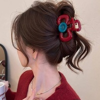 Pince à cheveux créative Qianjin Fashion en forme de triangle avec bouton décoratif, pince crabe en plastique durable, pince à cheveux originale