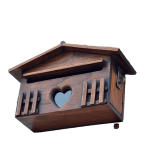 Boîte aux lettres extérieure en bois massif de style européen, étanche, avec crochet, capacité 5L, à fixer au mur - Product Image 1