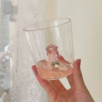 Gobelet en verre monocouche YMP Aesthetic avec motif de rose en trois dimensions au fond, compatible lave-vaisselle, pour le camping, jus/eau/lait