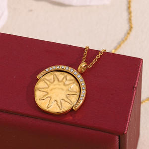 Nuovo arrivo 18K placcato oro impermeabile ipoallergenico gioielli in acciaio inox <span class=keywords><strong>luna</strong></span> rotonda <span class=keywords><strong>collana</strong></span> con ciondolo a moneta per le donne - Product Image 4