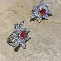 Huitan Exquisite Blumen Design Rubinrot Kristall versilbert Ohrring für Hochzeit Verlobung Zirkonia Ohr stecker Frauen