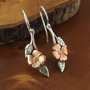 Orecchini Vintage a Forma di Foglia e Fiore per Donne, Orecchini Pendenti Bicolore per Uso Quotidiano - Product Image 1