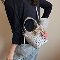 Sacs à main seau ajourés pour femmes, collection été 2026, avec breloques mignonnes, sacs à cordon, tendance et très demandés