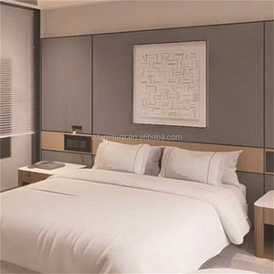 Ensemble de chambre double pour hôtellerie commerciale : Lit en bois grainé avec tête de lit capitonnée et table de chevet pour chambre standard d'hôtel économique - Product Image 4