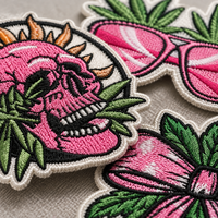 Badge textile graphique multicolore personnalisé, formes variées, bordure contrastée, patch brodé pour vêtements