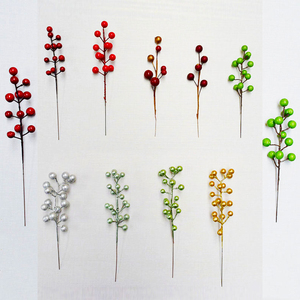 Décorations de Noël : Brindilles de baies d'hiver artificielles rouges à piquer et à vaporiser, tiges de fruits, ornements végétaux pour couronnes et guirlandes de Noël - Product Image 1