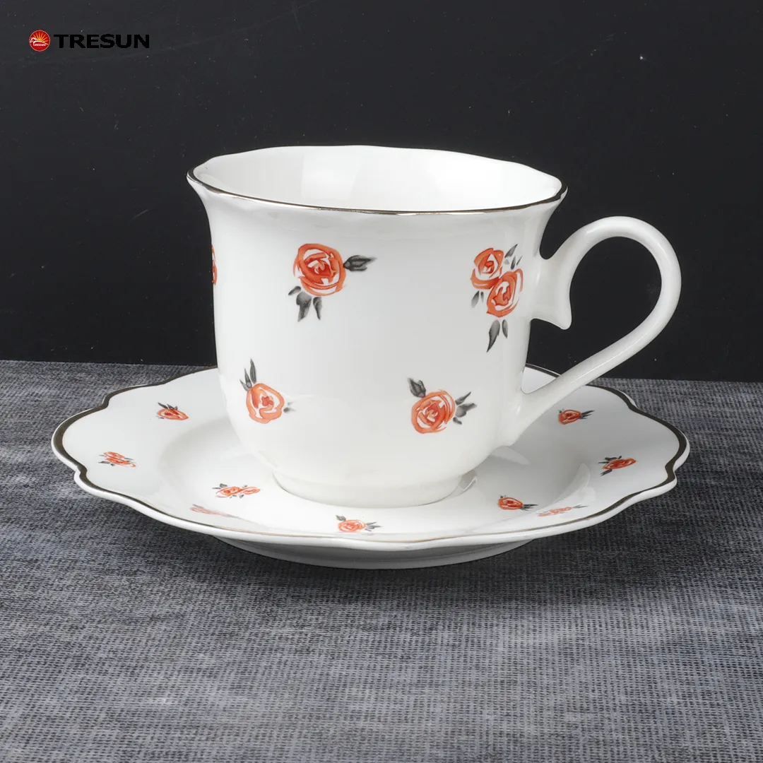 Stile nordico vintage europeo inghilterra elegante bianco e rosa design tea coffee bone china tazza e piattino