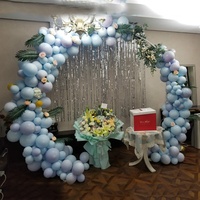 Emas dan putih logam pernikahan lengkungan bulat latar belakang berdiri dengan bunga untuk pesta rumah dekorasi latar belakang untuk pernikahan dan mariage