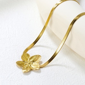 Collar de Moda de Alta Calidad en Acero Inoxidable 316 con Colgante de Flor y Cadena Cubana Chapada en Oro de 18k para Mujer - Product Image 5