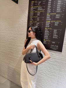 Sacs à main en cuir en gros, MOQ 100, sacs en cuir véritable, sourcing boutique française, logo personnalisé, sac bandoulière minimaliste - Product Image 3