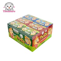 Zwarte bubblegumbal met dobbelsteenspel en sticker, fruit smaak, grappig snoepgoed
