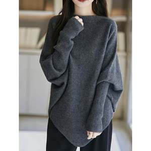Suéter Holgado con Cuello Barco y Mangas Murciélago Gris para Mujer - Product Image 1