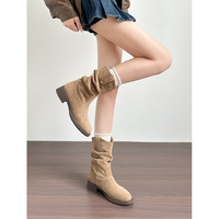 Bottes mi-mollet souples pour femme, bout rond, talon carré, en daim, coupe en V, avec languette à replier, style western, couleur camel.