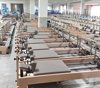 Vente en gros : Reformer de Pilates haut de gamme en bois d'érable avec ressorts réglables et revêtement en cuir pour studio et salle de sport