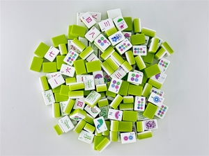 Mahjong américain gravé 4 couches, 1-3/16 po (30 mm), 160 tuiles, poids lourd, vert lime nacré, motif Hummingbird Spring Meadow Mat - Product Image 2