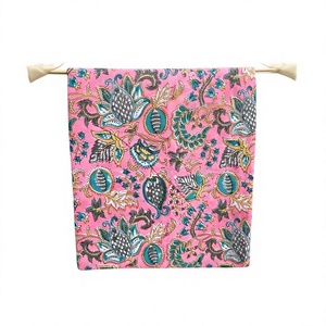 Tissu en coton imprimé à la main, motif floral rose, tissu en coton pur fait main, tissu à motifs botaniques pour la confection de vêtements - Product Image 1