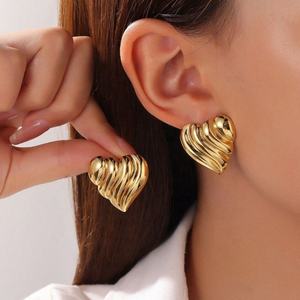 Boucles d'oreilles clous personnalisées style Ins, bijoux de mode, plaqué or 18 carats, acier inoxydable texturé, boucles d'oreilles cœur pour femmes - Product Image 1