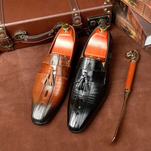 Zapatos ejecutivos de estilo italiano hechos a mano, mocasines con borlas para hombre, Marrón Habana, textura exótica genuina, piel de vaca, zapatos de vestir de oficina CEO - Product Image 2