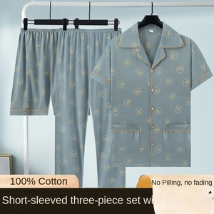 Fornitore di pigiami Casual da <span class=keywords><strong>uomo</strong></span> in tre pezzi 100% <span class=keywords><strong>cotone</strong></span> traspirante Set primavera estate <span class=keywords><strong>pantaloni</strong></span> a maniche corte sottili pantaloncini da casa vestiti di filato - Product Image 2