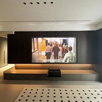 Meuble TV sur mesure en bois massif, design moderne, avec rangement intégré, et combinaison table basse pour salon