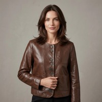 Veste courte en cuir d'agneau véritable pour femme, style vintage, marron ciré, col rond, boutons métalliques, poches plaquées, coupe ample, style rétro moto