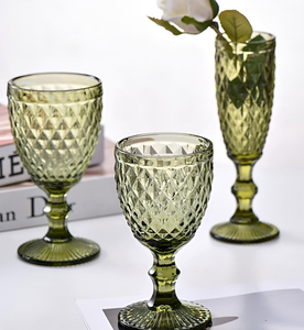 Ensemble de verrerie en <span class=keywords><strong>verre</strong></span> ambré épaissi style vintage, comprenant une carafe à <span class=keywords><strong>eau</strong></span> orange <span class=keywords><strong>et</strong></span> des verres à boisson, pour la restauration hôtelière <span class=keywords><strong>et</strong></span> les événements. - Product Image 4