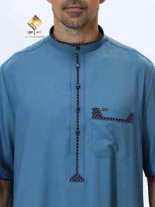 Al Haramain Thobe bleu pour homme, manches courtes, longueur au sol, robe de prière en coton, style modeste du Moyen-Orient - Product Image 4