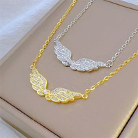 Collier pendentif ailes de cristal brillantes de luxe pour femmes, collier ras du cou exquis avec ailes d'ange en strass, accessoires de bijoux fantaisie