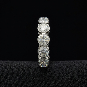 แหวนแต่งงานคลาสสิกเพชรทองคำขาวพรีเมียม ดีไซน์เรียบหรู ขัดเงา ใส สดใส เหมาะสำหรับสวมใส่ทุกวัน เป็นของขวัญ - Product Image 5