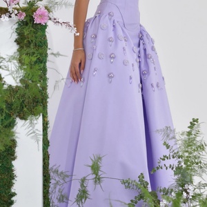 Vestido de Noche Elegante para Mujer, Estilo Línea A, Color Morado, con Bordado de Piedras de Lujo, Sin Mangas y Cuello en V - Product Image 2