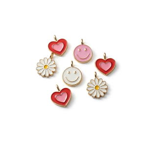 <span class=keywords><strong>Ciondolo</strong></span> a Forma di Cuore con <span class=keywords><strong>Margherita</strong></span> e Sorriso in Smalto Bianco e Rosa, Vendita all'Ingrosso, per Collane e Bracciali - Product Image 1