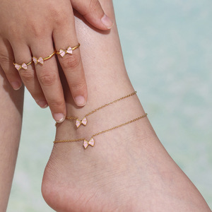 Parure de bijoux pour enfants en émail rose avec nœud : collier, bracelet, bague, boucles d'oreilles – en titane plaqué or 18 carats sous vide pour mariage et fête - Product Image 4