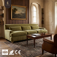 Canapé en tissu vert de luxe élégant haut de gamme avec coussins profonds et pieds en bois de chêne pour projet de design d'intérieur de villa de prestige