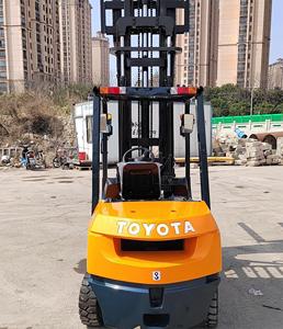 Chariot élévateur japonais d'occasion 7FD30 à mât triphasé de 6 m de levage, très demandé pour les ateliers de réparation de machines lourdes - Product Image 2