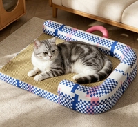 Tapis rafraîchissant portable pour animaux de compagnie à motif à carreaux bleu rose, avec double rehausseur de cou aux coins, poignée de transport rose intégrée et surface en rotin tressé naturel