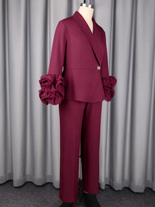 Ensemble <span class=keywords><strong>tailleur</strong></span> <span class=keywords><strong>pantalon</strong></span> élégant pour femme en polyester <span class=keywords><strong>bordeaux</strong></span> avec revers à volants – Tenue de soirée et de bureau formelle – Personnalisation OEM/ODM – Vente en gros - Product Image 3