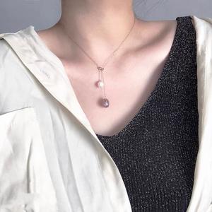 Collier à double pendentif en lavande de luxe romantique avec perles naturelles de forme irrégulière, chaîne de clavicule réglable - Product Image 1