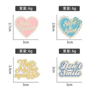 Pin de Esmalte em Liga de Zinco com Letra da Música de Sabrina Carpenter, Tema Amor, Presente para Fãs - Product Image 4