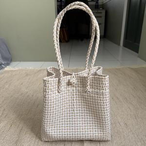 Sacs à main de nouvelle conception, élégants et uniques, sacs tissés pour femmes, fabriqués à la main, en plastique recyclé de qualité supérieure, tissage recyclé d'Indonésie - Product Image 1