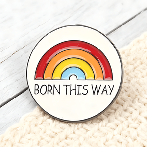 Broche Arc-en-ciel Allié LGBTQ avec Rayures Colorées - L'Amour N'a Pas de Définition - Brille de Tant Qu'Il Te Plaît d'être Ton Vrai Moi - Parfaite pour un Usage Quotidien - Product Image 2