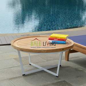 La mesa redonda Cattalina tiene una base robusta de hierro y aluminio, con una superficie de madera de teca de alta calidad. - Product Image 1