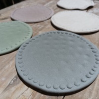 Plateau à encens personnalisé en céramique en forme de biscuit - Surface mate granulée, bord perlé, sous-verre multifonctionnel / accessoire photo - OEM